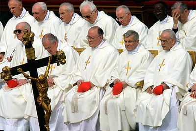 Cardenales que asistieron ayer al funeral en memoria de Karol Wojtyla, que se celebró en la plaza de San Pedro.