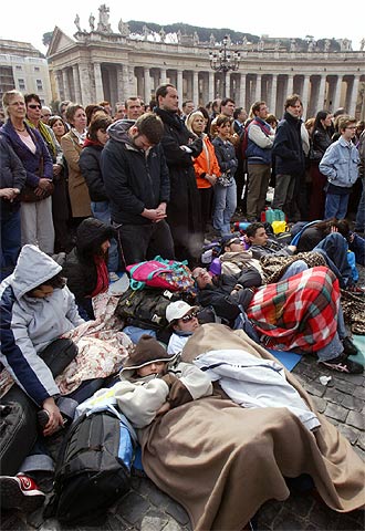 Peregrinos de todo el mundo esperan ayer en la plaza de San Pedro la misa solemne por Juan Pablo II.