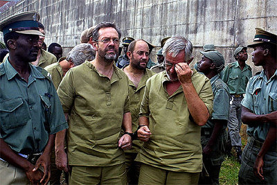 Nick du Toit, esposado, a su llegada al tribunal de Malabo en que fue condenado a 34 años de cárcel.