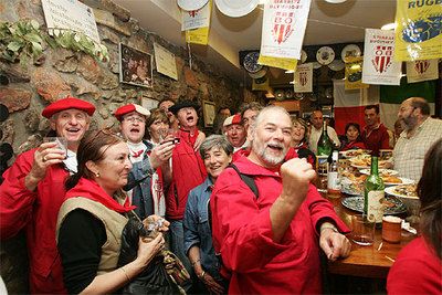 Seguidores del Biarritz Olympique, ayer,  en un bar de la Parte Vieja donostiarra.