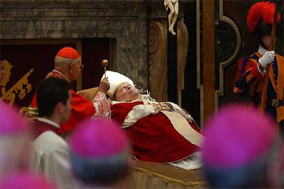 Un cardenal bendice el cuerpo de Juan Pablo II en la sala Clementina del Vaticano, donde ayer recibió el homenaje de las autoridades eclesiásticas y de las altas instituciones del Estado italiano.