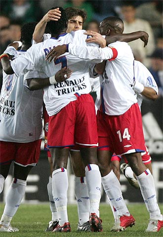 Jugadores del Lyón festejan un gol al Estrasburgo el 19 de marzo.