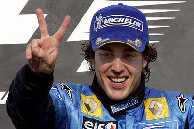 Fernando Alonso hace la  uve  de la victoria en el podio del circuito de Bahrein.