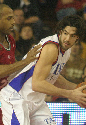 Scola, con el balón, en un partido frente al Caja San Fernando.