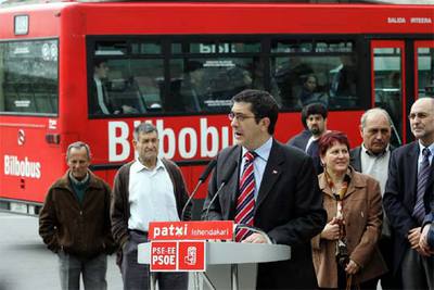 Patxi López, en la presentación de su programa sobre infraestructuras en el barrio bilbaíno de Otxarkoaga.