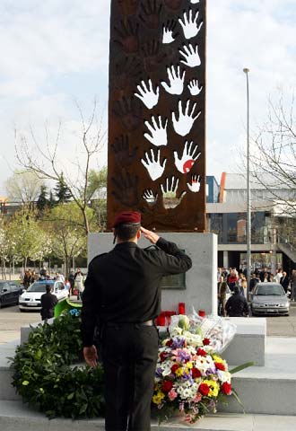 Homenaje en Leganés al geo que mataron los islamistas suicidas.