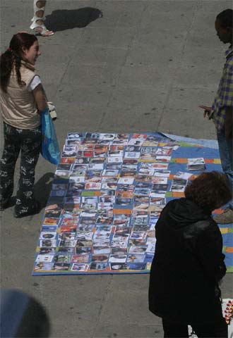 Imagen del  top manta  en Sevilla en mayo de 2004.