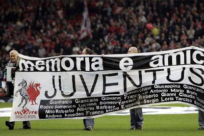 Aficionados del Juventus y Liverpool portan una pancarta en la que se lee 