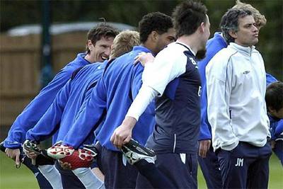 Mourinho, a la derecha, en el entrenamiento de ayer del Chelsea.