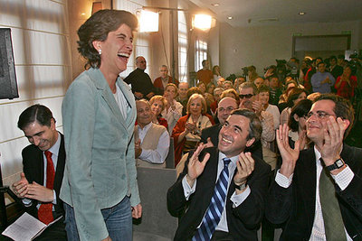 María San Gil, junto al secretario general del PP, Ángel Acebes, a su izquierda, en Portugalete.