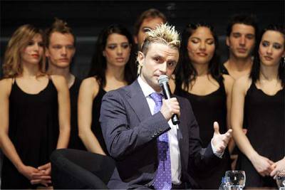 Nacho Cano, con el equipo artístico y técnico de  Hoy no me puedo levantar. 