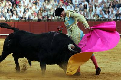 Serafín Marín, en su primer toro, al que cortó una oreja.