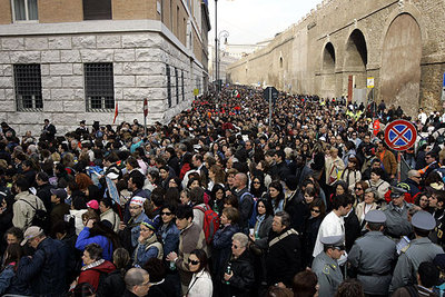 Miles de peregrinos marchaban ayer hacia la basílica de San Pedro para dar su adiós al Papa.