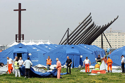 Un grupo de trabajadores instala tiendas de campaña en las afueras de Roma para acoger a los fieles.