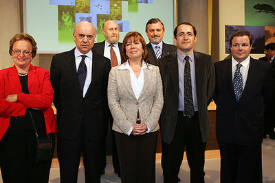 Cristina Narbona (en el centro) y Francisco González (segundo por la izquierda), junto a los premiados.