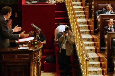 El líder del PP, Mariano Rajoy, se dirige desde la tribuna del Congreso al presidente del Gobierno, José Luis Rodríguez Zapatero, sentado en primera fila.