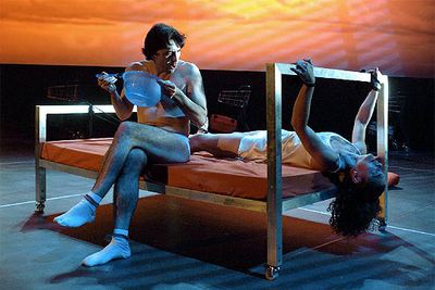 Israel Elejalde y Lidia Otón, en una escena de  Terrorismo,   de Oleg y Vladímir Presnyakov. 