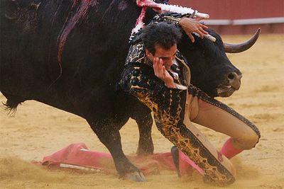 Leandro Marcos sufrió un revolcón sin consecuencias, en el quinto toro de la tarde.