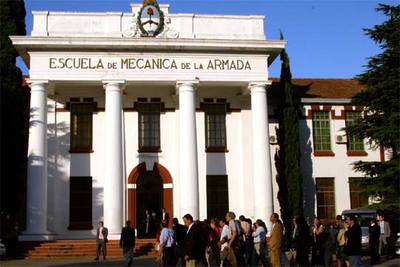 Supervivientes del centro de detención de la Esma recorren las instalaciones durante una visita en 2004.