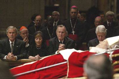 Bush, el primer jefe de Estado en visitar la capilla ardiente