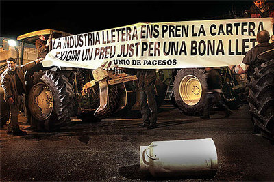Los ganaderos bloquean las empresas lácteas por un "precio justo"