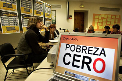 Presentación ayer de la campaña  Pobreza Cero,  en la sede de Cáritas de Valencia.