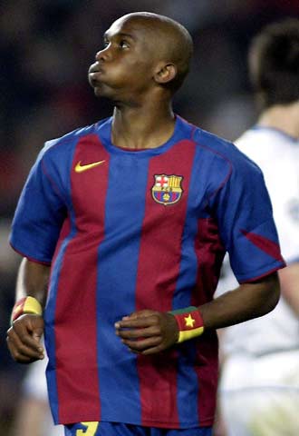 Eto'o resopla en el partido contra el Chelsea.