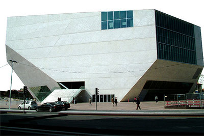 La Casa da Música de Oporto, recientemente terminada por Rem Koolhaas en la plaza de Boavista.rnrnDe arriba abajo y de izquierda a derecha: H. A. Maaskant, sede Provincial ('s-Hertogenbosch, 1963-1971); Van der Broek y Bakema, Aula Magna (UT Delft, 1959-1966); Zaha Hadid, Centro de Ciencia (Wolfsburg, 2000-2005), y Mecanoo, Teatro-Palacio de Congresos (Lleida, 2005).