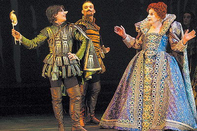 Lindsay Kemp como Elizabeth I.