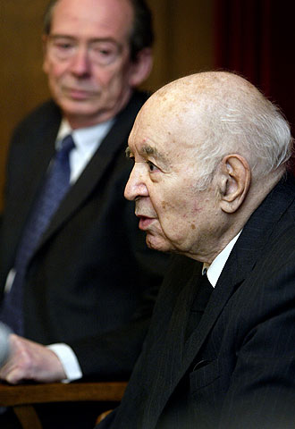 Martín de Riquer y, en segundo plano, José Manuel Blecua.