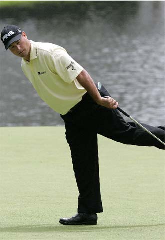 Chris DiMarco  sigue  con su cuerpo la bola camino del hoyo.