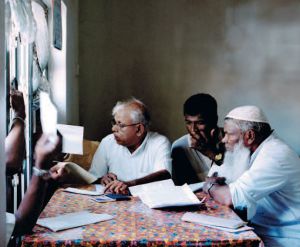 Ventanilla de peticiones en la localidad de Hambantota. Sólo aquí, más de 6.000 viviendas quedaron destrozadas