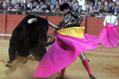 Salvador Vega, en un quite con el capote ayer en la Maestranza.