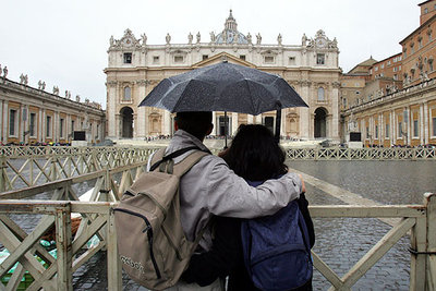 Una pareja contempla, un día después del funeral de Juan Pablo II, la basílica de San Pedro en el Vaticano.