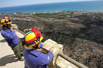 Personal del servicio de extinción de incendios observa los efectos de las llamas, ayer en Alcossebre.