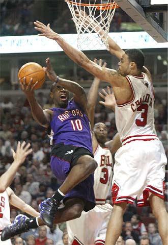 Tyson Chandler trata de impedir la entrada de Milt Palacios.