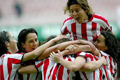  Tzibi  Juaristi salta sobre sus compañeras en la celebración de uno de los goles marcados al Sabadell.