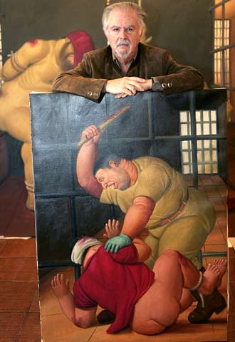 Fernando Botero posa con una de las obras de su serie  Abu Ghraib.  