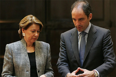 La ministra Magdalena Álvarez y el presidente del Consell, Francisco Camps, ayer en la Generalitat.