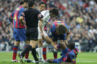 Márquez, Belletti, Raúl y Puyol (de izquierda a derecha) y el árbitro, Ramírez, rodean a Eto'o al lesionarse.