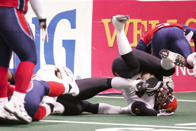 Momento en el que Al Lucas y otros jugadores caen a la pista a causa de un encontronazo.