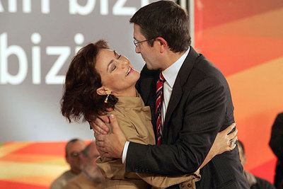 Patxi López abraza a la ministra de Cultura, Carmen Calvo, en el mitin de Bilbao.