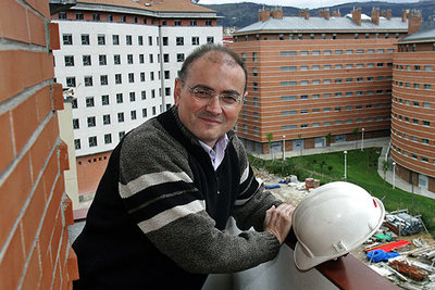 Javier Madrazo, en uno de los edificios de viviendas de protección oficial que se construyen en Bilbao.