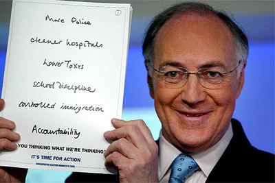 El líder conservador, Michael Howard, en la presentación del programa de su partido para las elecciones.