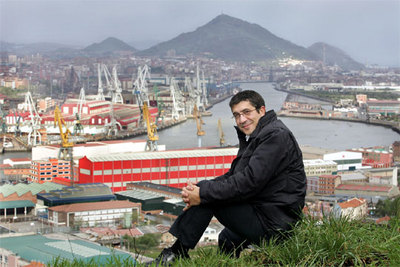 Patxi López, cabeza de cartel del PSE, en Erandio, con la ría de Bilbao al fondo.