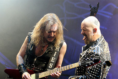 Un momento de la actuación en el Palacio Vistalegre del grupo de  heavy metal  Judas Priest, liderado por Rob Halford (a la derecha).