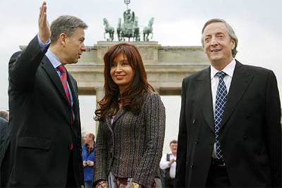 Néstor Kirchner y su esposa, con el alcalde de Berlín (izquierda), durante su visita oficial a Alemania.