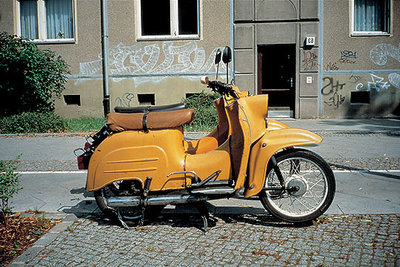 Una de las fotografías de Gabriel Orozco de su instalación  Hasta encontrar una Schwalbe amarilla  (1995).