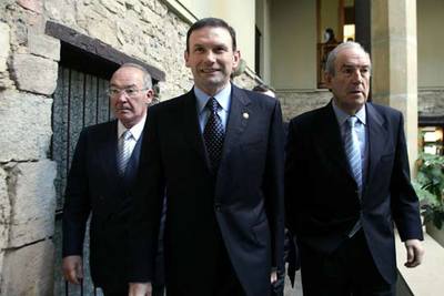 Los ex  lehendakaris  José Antonio Ardanza (izquierda) y Carlos Garaikoetxea flanquean a Ibarretxe en el palacio Villasuso de Vitoria, donde celebraron un acto electoral.