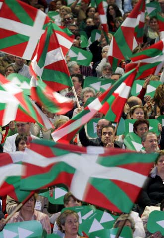 Simpatizantes del PNV, en un mitin en Barakaldo el 9 de abril.